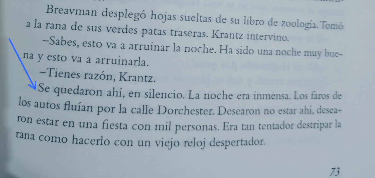 Un párrafo de Leonard Cohen en el que una flecha indica el uso de la sangría para marcar el nuevo párrafo luego del punto y aparte